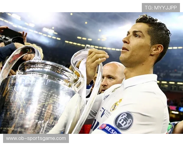 点球大战中逆转夺冠高举奖杯这一刻注定永载足球历史辉煌